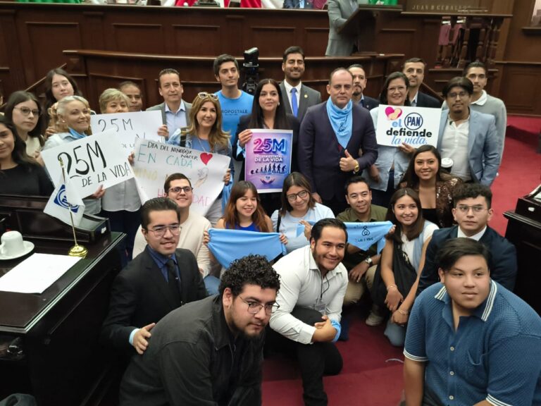 Grupos provida en el Congreso de Michoacán, junto con la bancada del PAN y el presidente de la Mesa Directiva